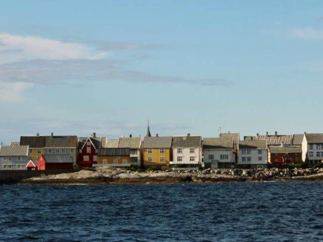 Rekke med hus nær kyst